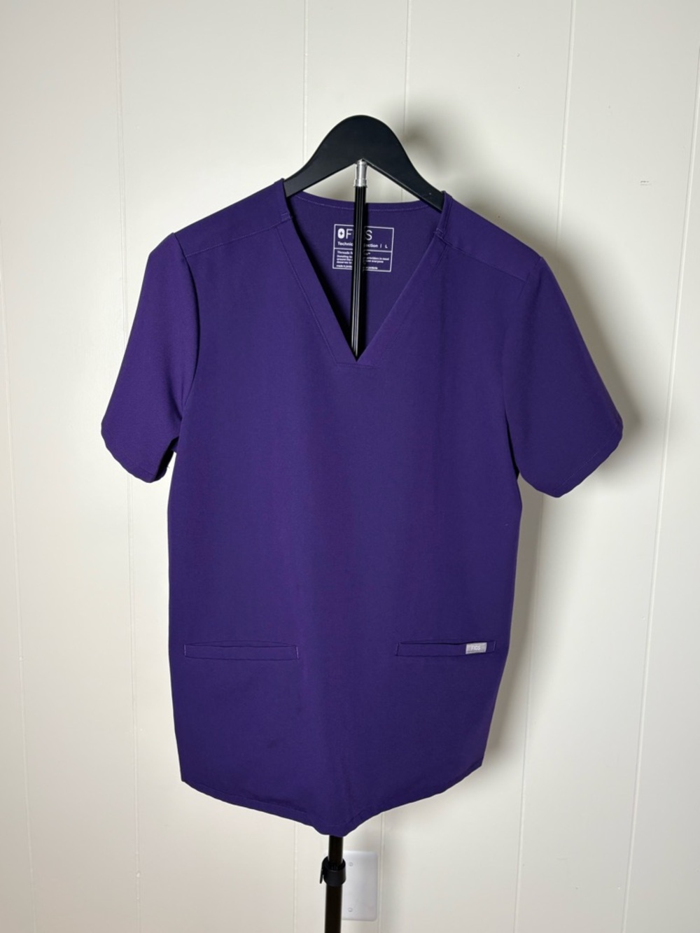 FIGS Women’s Casma Three Pocket Scrubs Top Purple Jam Size L medical nursing